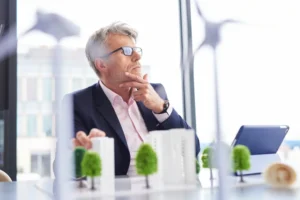 1. Nachhaltigkeit als strategischer Bestandteil moderner Steuerberatung Nachhaltigkeit ist längst kein reines Kommunikationsthema mehr, sondern ein Teil der unternehmerischen Wirklichkeit. Der Mittelstand steht zunehmend vor der Aufgabe, wirtschaftliche Stabilität und gesellschaftliche Verantwortung in Einklang zu bringen. Steuerberatung spielt dabei eine stille, aber entscheidende Rolle. Sie begleitet Entscheidungen, die über klassische Bilanzlogik hinausgehen, und hilft, Strukturen zu schaffen, die sowohl ökonomisch tragfähig als auch langfristig belastbar sind. Das Nachhaltigkeits-Reporting bildet dabei einen wachsenden Bestandteil betrieblicher Dokumentation. Unternehmen erfassen, bewerten und kommunizieren, welche Maßnahmen sie im Umwelt- und Sozialbereich ergreifen. Diese Entwicklung verändert das Verhältnis von Zahlen und Wirkung. Wo früher Kennzahlen dominierten, entstehen heute Narrative, die komplexer, vielschichtiger und weniger eindeutig sind. Steuerberaterinnen und Steuerberater befinden sich in einem Spannungsfeld zwischen Regulierung, Erwartung und Realität. Sie müssen Entwicklungen deuten, ohne sie abschließend zu bewerten. In vielen Fällen sind sie Vermittler zwischen ökonomischer Rationalität und gesellschaftlicher Verantwortung. Es entsteht eine neue Form der Zusammenarbeit, bei der Steuerberatung nicht mehr nur auf Optimierung zielt, sondern zunehmend auf Kohärenz: zwischen wirtschaftlichem Handeln und unternehmerischer Haltung. Diese Entwicklung ist offen, vielschichtig und noch längst nicht abgeschlossen. Nachhaltigkeit wird zur wirtschaftlichen Kategorie, ohne ihre moralische Herkunft zu verlieren. Steuerberatung begleitet diesen Wandel – nicht durch feste Regeln, sondern durch kontinuierliche Anpassung an eine sich verändernde Wirklichkeit. 2. Transparenz und Verantwortung – Das neue Selbstverständnis der Unternehmensberichterstattung In einer Wirtschaft, die zunehmend auf Glaubwürdigkeit und Offenheit setzt, wird Transparenz zu einem eigenständigen Wert. Nachhaltigkeitsberichte gewinnen an Bedeutung, weil sie zeigen, wie Unternehmen über reine Finanzkennzahlen hinaus denken. Steuerberatung erhält dadurch einen neuen Stellenwert: Sie steht an der Schnittstelle zwischen Information, Vertrauen und Nachvollziehbarkeit. Doch diese neue Form der Offenlegung ist kein festes System. Sie wächst, verändert sich, reagiert auf gesellschaftliche Erwartungen und regulatorische Entwicklungen. Das Ziel ist nicht mehr nur die korrekte Bilanzierung, sondern die glaubwürdige Darstellung unternehmerischer Realität. Unternehmen sollen zeigen, wie sie wirtschaften, nicht nur, was sie erwirtschaften. Für viele Mittelständler bedeutet das einen tiefgreifenden Wandel im Denken. Nachhaltigkeits-Reporting zwingt dazu, interne Prozesse zu reflektieren, Zuständigkeiten zu klären und Prioritäten neu zu setzen. Steuerberatung fungiert dabei als Partner, der Strukturen prüft, Risiken erkennt und Orientierung bietet, ohne festzulegen, was richtig oder falsch ist. Am Ende steht kein fertiges System, sondern ein Weg der Entwicklung. Transparenz ist kein Zustand, sondern ein Prozess. Sie entsteht dort, wo wirtschaftliche Interessen und gesellschaftliche Verantwortung miteinander in Beziehung treten – begleitet von einer Steuerberatung, die bereit ist, beide Perspektiven zu verstehen. 3. Nachhaltige Unternehmensführung – Zwischen Anspruch und Umsetzung Nachhaltige Unternehmensführung bedeutet heute, über kurzfristige Bilanzperioden hinauszudenken. Entscheidungen werden nicht nur nach Rentabilität, sondern auch nach Wirkung beurteilt. Investitionen in Energieeffizienz, Personalentwicklung oder Lieferkettenmanagement werden zu Bestandteilen einer erweiterten ökonomischen Verantwortung. Die Steuerberatung begleitet diesen Wandel, ohne ihn zu definieren. Sie erkennt, dass Nachhaltigkeit ein fließender Begriff ist – anpassungsfähig, interpretationsfähig, vielschichtig. In der Praxis geht es weniger um feste Regeln als um die Fähigkeit, Prozesse transparent und nachvollziehbar zu gestalten. Im Mittelstand bedeutet das häufig, Bestehendes zu überdenken: von der Finanzplanung bis zur Berichterstattung. Steuerliche und betriebswirtschaftliche Perspektiven müssen stärker miteinander verknüpft werden. Die klassische Trennung zwischen „Pflicht“ und „Verantwortung“ verliert an Bedeutung, weil nachhaltiges Handeln zunehmend als wirtschaftlicher Faktor verstanden wird. Diese Entwicklung verändert das Rollenbild der Steuerberatung. Sie bleibt fachlich, wird aber zugleich strategisch. Sie bietet Orientierung, wo Regeln fehlen, und Stabilität, wo Wandel dominiert. Nachhaltigkeit ist dabei weder Mode noch Zusatz, sondern Ausdruck einer langfristigen Denkweise, die wirtschaftliche Realität und gesellschaftliche Erwartung verbindet. 4. Berichtspflichten, Werte und Wandel – Die wachsende Verantwortung der Steuerberatung Mit der Ausweitung der europäischen Berichtspflichten verschiebt sich der Fokus vieler Unternehmen. Die Nachhaltigkeitsberichterstattung wird zu einer festen Größe im Unternehmensalltag. Sie ergänzt den Jahresabschluss, ersetzt ihn aber nicht. Der Unterschied liegt in der Perspektive: Während die Bilanz das Vergangene abbildet, versucht das Nachhaltigkeits-Reporting, Zukunftsfähigkeit zu beschreiben. Steuerberatung nimmt hier eine neue Rolle ein. Sie vermittelt zwischen regulatorischer Anforderung und betrieblicher Realität. In vielen Fällen ist sie die Instanz, die Datenflüsse ordnet, Schnittstellen sichert und Konsistenz herstellt. Doch die Aufgabe bleibt dynamisch. Es gibt keine einheitliche Formel, kein abschließendes Modell. Der Mittelstand reagiert auf diese Entwicklung unterschiedlich. Manche Betriebe sehen im Reporting eine Chance, ihr Profil zu schärfen. Andere betrachten es als bürokratische Belastung. Beide Perspektiven sind Teil derselben Realität. Die Steuerberatung steht dazwischen – als Partner, der Orientierung gibt, ohne Richtung vorzuschreiben. Im Zusammenspiel von Pflicht und Haltung entsteht eine neue Definition von Verantwortung. Sie zeigt sich nicht in Paragrafen, sondern in Prozessen. Nachhaltigkeit und Steuerberatung wachsen zu einem Arbeitsfeld zusammen, das weniger von Ergebnissen als von Haltung lebt. 5. Zukunftsperspektiven – Nachhaltigkeit als fortlaufender Prozess Die Zukunft des Nachhaltigkeits-Reportings ist offen. Fest steht nur, dass sich Unternehmen langfristig mit ihrer Wirkung auseinandersetzen müssen – wirtschaftlich, ökologisch und sozial. Steuerberatung wird dabei zum stabilisierenden Faktor, der diese Entwicklung begleitet. Der Mittelstand, der lange als reaktiv galt, beginnt zunehmend, Nachhaltigkeit in die strategische Planung einzubeziehen. Nicht aus Idealismus, sondern aus unternehmerischer Vernunft. Die Integration von Nachhaltigkeitsaspekten in Entscheidungsprozesse führt zu einem neuen Verständnis von Wirtschaftlichkeit. Steuerberaterinnen und Steuerberater stehen hier an einem Schnittpunkt zwischen Gesetzgebung, Praxis und Verantwortung. Sie agieren nicht als Kontrolleure, sondern als systemische Partner, die helfen, Zusammenhänge zu strukturieren. Das Reporting selbst ist nur ein Ausdruck dieses Wandels – ein Instrument, das zeigt, wie sich ökonomisches Handeln mit gesellschaftlicher Wirkung verbindet. Nachhaltigkeit wird damit zu einem dauerhaften Teil der Unternehmensführung. Sie verändert, wie Erfolge definiert, Risiken bewertet und Chancen gesehen werden. Und obwohl noch vieles unklar bleibt, zeichnet sich eine Richtung ab: Steuerberatung entwickelt sich von einer rein rechnerischen Disziplin zu einer, die das Ganze betrachtet – mit Zahlen, aber auch mit Perspektive.