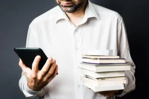1. Nachhaltigkeit als strategischer Bestandteil moderner Steuerberatung Nachhaltigkeit ist längst kein reines Kommunikationsthema mehr, sondern ein Teil der unternehmerischen Wirklichkeit. Der Mittelstand steht zunehmend vor der Aufgabe, wirtschaftliche Stabilität und gesellschaftliche Verantwortung in Einklang zu bringen. Steuerberatung spielt dabei eine stille, aber entscheidende Rolle. Sie begleitet Entscheidungen, die über klassische Bilanzlogik hinausgehen, und hilft, Strukturen zu schaffen, die sowohl ökonomisch tragfähig als auch langfristig belastbar sind. Das Nachhaltigkeits-Reporting bildet dabei einen wachsenden Bestandteil betrieblicher Dokumentation. Unternehmen erfassen, bewerten und kommunizieren, welche Maßnahmen sie im Umwelt- und Sozialbereich ergreifen. Diese Entwicklung verändert das Verhältnis von Zahlen und Wirkung. Wo früher Kennzahlen dominierten, entstehen heute Narrative, die komplexer, vielschichtiger und weniger eindeutig sind. Steuerberaterinnen und Steuerberater befinden sich in einem Spannungsfeld zwischen Regulierung, Erwartung und Realität. Sie müssen Entwicklungen deuten, ohne sie abschließend zu bewerten. In vielen Fällen sind sie Vermittler zwischen ökonomischer Rationalität und gesellschaftlicher Verantwortung. Es entsteht eine neue Form der Zusammenarbeit, bei der Steuerberatung nicht mehr nur auf Optimierung zielt, sondern zunehmend auf Kohärenz: zwischen wirtschaftlichem Handeln und unternehmerischer Haltung. Diese Entwicklung ist offen, vielschichtig und noch längst nicht abgeschlossen. Nachhaltigkeit wird zur wirtschaftlichen Kategorie, ohne ihre moralische Herkunft zu verlieren. Steuerberatung begleitet diesen Wandel – nicht durch feste Regeln, sondern durch kontinuierliche Anpassung an eine sich verändernde Wirklichkeit. 2. Transparenz und Verantwortung – Das neue Selbstverständnis der Unternehmensberichterstattung In einer Wirtschaft, die zunehmend auf Glaubwürdigkeit und Offenheit setzt, wird Transparenz zu einem eigenständigen Wert. Nachhaltigkeitsberichte gewinnen an Bedeutung, weil sie zeigen, wie Unternehmen über reine Finanzkennzahlen hinaus denken. Steuerberatung erhält dadurch einen neuen Stellenwert: Sie steht an der Schnittstelle zwischen Information, Vertrauen und Nachvollziehbarkeit. Doch diese neue Form der Offenlegung ist kein festes System. Sie wächst, verändert sich, reagiert auf gesellschaftliche Erwartungen und regulatorische Entwicklungen. Das Ziel ist nicht mehr nur die korrekte Bilanzierung, sondern die glaubwürdige Darstellung unternehmerischer Realität. Unternehmen sollen zeigen, wie sie wirtschaften, nicht nur, was sie erwirtschaften. Für viele Mittelständler bedeutet das einen tiefgreifenden Wandel im Denken. Nachhaltigkeits-Reporting zwingt dazu, interne Prozesse zu reflektieren, Zuständigkeiten zu klären und Prioritäten neu zu setzen. Steuerberatung fungiert dabei als Partner, der Strukturen prüft, Risiken erkennt und Orientierung bietet, ohne festzulegen, was richtig oder falsch ist. Am Ende steht kein fertiges System, sondern ein Weg der Entwicklung. Transparenz ist kein Zustand, sondern ein Prozess. Sie entsteht dort, wo wirtschaftliche Interessen und gesellschaftliche Verantwortung miteinander in Beziehung treten – begleitet von einer Steuerberatung, die bereit ist, beide Perspektiven zu verstehen. 3. Nachhaltige Unternehmensführung – Zwischen Anspruch und Umsetzung Nachhaltige Unternehmensführung bedeutet heute, über kurzfristige Bilanzperioden hinauszudenken. Entscheidungen werden nicht nur nach Rentabilität, sondern auch nach Wirkung beurteilt. Investitionen in Energieeffizienz, Personalentwicklung oder Lieferkettenmanagement werden zu Bestandteilen einer erweiterten ökonomischen Verantwortung. Die Steuerberatung begleitet diesen Wandel, ohne ihn zu definieren. Sie erkennt, dass Nachhaltigkeit ein fließender Begriff ist – anpassungsfähig, interpretationsfähig, vielschichtig. In der Praxis geht es weniger um feste Regeln als um die Fähigkeit, Prozesse transparent und nachvollziehbar zu gestalten. Im Mittelstand bedeutet das häufig, Bestehendes zu überdenken: von der Finanzplanung bis zur Berichterstattung. Steuerliche und betriebswirtschaftliche Perspektiven müssen stärker miteinander verknüpft werden. Die klassische Trennung zwischen „Pflicht“ und „Verantwortung“ verliert an Bedeutung, weil nachhaltiges Handeln zunehmend als wirtschaftlicher Faktor verstanden wird. Diese Entwicklung verändert das Rollenbild der Steuerberatung. Sie bleibt fachlich, wird aber zugleich strategisch. Sie bietet Orientierung, wo Regeln fehlen, und Stabilität, wo Wandel dominiert. Nachhaltigkeit ist dabei weder Mode noch Zusatz, sondern Ausdruck einer langfristigen Denkweise, die wirtschaftliche Realität und gesellschaftliche Erwartung verbindet. 4. Berichtspflichten, Werte und Wandel – Die wachsende Verantwortung der Steuerberatung Mit der Ausweitung der europäischen Berichtspflichten verschiebt sich der Fokus vieler Unternehmen. Die Nachhaltigkeitsberichterstattung wird zu einer festen Größe im Unternehmensalltag. Sie ergänzt den Jahresabschluss, ersetzt ihn aber nicht. Der Unterschied liegt in der Perspektive: Während die Bilanz das Vergangene abbildet, versucht das Nachhaltigkeits-Reporting, Zukunftsfähigkeit zu beschreiben. Steuerberatung nimmt hier eine neue Rolle ein. Sie vermittelt zwischen regulatorischer Anforderung und betrieblicher Realität. In vielen Fällen ist sie die Instanz, die Datenflüsse ordnet, Schnittstellen sichert und Konsistenz herstellt. Doch die Aufgabe bleibt dynamisch. Es gibt keine einheitliche Formel, kein abschließendes Modell. Der Mittelstand reagiert auf diese Entwicklung unterschiedlich. Manche Betriebe sehen im Reporting eine Chance, ihr Profil zu schärfen. Andere betrachten es als bürokratische Belastung. Beide Perspektiven sind Teil derselben Realität. Die Steuerberatung steht dazwischen – als Partner, der Orientierung gibt, ohne Richtung vorzuschreiben. Im Zusammenspiel von Pflicht und Haltung entsteht eine neue Definition von Verantwortung. Sie zeigt sich nicht in Paragrafen, sondern in Prozessen. Nachhaltigkeit und Steuerberatung wachsen zu einem Arbeitsfeld zusammen, das weniger von Ergebnissen als von Haltung lebt. 5. Zukunftsperspektiven – Nachhaltigkeit als fortlaufender Prozess Die Zukunft des Nachhaltigkeits-Reportings ist offen. Fest steht nur, dass sich Unternehmen langfristig mit ihrer Wirkung auseinandersetzen müssen – wirtschaftlich, ökologisch und sozial. Steuerberatung wird dabei zum stabilisierenden Faktor, der diese Entwicklung begleitet. Der Mittelstand, der lange als reaktiv galt, beginnt zunehmend, Nachhaltigkeit in die strategische Planung einzubeziehen. Nicht aus Idealismus, sondern aus unternehmerischer Vernunft. Die Integration von Nachhaltigkeitsaspekten in Entscheidungsprozesse führt zu einem neuen Verständnis von Wirtschaftlichkeit. Steuerberaterinnen und Steuerberater stehen hier an einem Schnittpunkt zwischen Gesetzgebung, Praxis und Verantwortung. Sie agieren nicht als Kontrolleure, sondern als systemische Partner, die helfen, Zusammenhänge zu strukturieren. Das Reporting selbst ist nur ein Ausdruck dieses Wandels – ein Instrument, das zeigt, wie sich ökonomisches Handeln mit gesellschaftlicher Wirkung verbindet. Nachhaltigkeit wird damit zu einem dauerhaften Teil der Unternehmensführung. Sie verändert, wie Erfolge definiert, Risiken bewertet und Chancen gesehen werden. Und obwohl noch vieles unklar bleibt, zeichnet sich eine Richtung ab: Steuerberatung entwickelt sich von einer rein rechnerischen Disziplin zu einer, die das Ganze betrachtet – mit Zahlen, aber auch mit Perspektive.