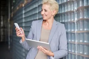1. Ausgangspunkt der steuerlichen Transformation im Unternehmensumfeld Die steuerliche Transformation in Unternehmen ist eng mit der grundlegenden Veränderung wirtschaftlicher Rahmenbedingungen verbunden. Besonders im Mittelstand zeigt sich, dass über viele Jahre stabile, klassische Strukturen entstanden sind, die auf klaren Abläufen, festen Zuständigkeiten und stark manuellen Prozessen basierten. Diese Systeme waren lange Zeit ausreichend, um steuerliche Anforderungen zuverlässig zu erfüllen und betriebliche Sicherheit zu gewährleisten. Mit der zunehmenden Digitalisierung und der wachsenden Vernetzung von Geschäftsprozessen verändert sich jedoch die Ausgangslage deutlich. Steuerliche Prozesse werden heute nicht mehr als isolierte Funktion betrachtet, sondern zunehmend als integrierter Bestandteil der gesamten Unternehmensarchitektur verstanden. Dadurch verschiebt sich der Fokus von der reinen Abwicklung hin zur strukturellen Einbindung in digitale Informationsflüsse. Dieser Wandel entsteht nicht abrupt, sondern entwickelt sich schrittweise über einen längeren Zeitraum. Unternehmen bewegen sich dabei in einem Spannungsfeld zwischen etablierten Arbeitsweisen und neuen technologischen Möglichkeiten. Während klassische Strukturen Stabilität bieten, eröffnen digitale Ansätze neue Formen der Effizienz, Transparenz und Datenverfügbarkeit. Die steuerliche Transformation ist daher weniger ein einzelnes Projekt als vielmehr ein fortlaufender Entwicklungsprozess, der tief in organisatorische, technische und strategische Ebenen eines Unternehmens eingreift. Sie bildet die Grundlage für eine moderne Unternehmensführung, in der Daten eine immer zentralere Rolle spielen. 2. Klassische Steuerstrukturen und ihre Entwicklung im Wandel der Zeit Klassische Steuerstrukturen sind das Ergebnis historisch gewachsener Unternehmensprozesse. Sie basieren häufig auf papiergestützten Dokumentationen, manuellen Buchungsvorgängen und klar voneinander getrennten Verantwortungsbereichen. Diese Struktur bot über lange Zeit hinweg ein hohes Maß an Kontrolle und Nachvollziehbarkeit, insbesondere in stabilen wirtschaftlichen Umgebungen. Im Mittelpunkt stand dabei die periodische Verarbeitung von steuerlich relevanten Informationen. Daten wurden gesammelt, geprüft und anschließend in strukturierten Abläufen weiterverarbeitet. Dieser Ansatz war funktional, jedoch oft zeitintensiv und wenig flexibel. Veränderungen in der Unternehmensstruktur oder im regulatorischen Umfeld führten häufig zu erhöhtem Anpassungsaufwand. Mit der zunehmenden Digitalisierung geraten diese klassischen Modelle zunehmend unter Druck. Unternehmen stehen vor der Herausforderung, ihre bestehenden Strukturen zu hinterfragen und an neue Anforderungen anzupassen. Dabei geht es nicht zwangsläufig um die vollständige Ablösung alter Systeme, sondern häufig um deren Erweiterung und Integration in digitale Prozesse. Diese Übergangsphase ist besonders komplex, da alte und neue Systeme parallel bestehen können. Dadurch entsteht ein hybrides Umfeld, in dem Effizienzgewinne und organisatorische Herausforderungen gleichzeitig auftreten. Die Entwicklung klassischer Steuerstrukturen ist somit kein abgeschlossener Prozess, sondern eine kontinuierliche Anpassung an neue Rahmenbedingungen. 3. Digitalisierung als struktureller Treiber der steuerlichen Transformation Die Digitalisierung spielt eine zentrale Rolle in der steuerlichen Transformation von Unternehmen. Sie verändert nicht nur einzelne Prozesse, sondern wirkt sich auf die gesamte Struktur der Datenverarbeitung aus. Informationen werden zunehmend digital erfasst, verarbeitet und in Echtzeit verfügbar gemacht. Ein wesentlicher Aspekt dieser Entwicklung ist die Integration verschiedener Systeme. Steuerliche Daten sind nicht mehr isoliert, sondern Teil eines vernetzten Informationssystems innerhalb des Unternehmens. Dadurch entstehen neue Möglichkeiten der Auswertung und Analyse, die zuvor nur eingeschränkt verfügbar waren. Gleichzeitig verändert sich die Geschwindigkeit, mit der Informationen verarbeitet werden. Prozesse, die früher mehrere Tage oder Wochen in Anspruch nahmen, können heute deutlich schneller durchgeführt werden. Dies führt zu einer veränderten Dynamik in der Entscheidungsfindung und in der unternehmensinternen Kommunikation. Allerdings bringt diese Entwicklung auch neue Komplexitäten mit sich. Die Abhängigkeit von digitalen Systemen erfordert eine sorgfältige Strukturierung von Datenflüssen sowie klare organisatorische Rahmenbedingungen. Ohne ein durchdachtes Konzept kann die Digitalisierung zu einer Überlastung bestehender Strukturen führen. Die steuerliche Transformation im digitalen Kontext ist daher kein rein technischer Fortschritt, sondern ein Zusammenspiel aus Technologie, Organisation und strategischer Steuerung, das langfristig gestaltet werden muss. 4. Neue Rollenbilder und organisatorische Veränderungen in Unternehmen Mit der steuerlichen Transformation verändern sich auch die Rollen und Verantwortlichkeiten innerhalb von Unternehmen. Klassische Strukturen, in denen Aufgaben klar voneinander abgegrenzt waren, weichen zunehmend integrierten Modellen, in denen mehrere Bereiche gemeinsam an steuerlichen Prozessen beteiligt sind. Diese Entwicklung führt zu einer stärkeren Vernetzung innerhalb der Organisation. Steuerliche Informationen werden nicht mehr nur in einer zentralen Abteilung verarbeitet, sondern in verschiedene Unternehmensbereiche integriert. Dadurch entstehen neue Schnittstellen, die eine engere Zusammenarbeit erforderlich machen. Auch die Zusammenarbeit mit externer Steuerberatung verändert sich deutlich. Statt punktueller Kommunikation in bestimmten Zeitintervallen entsteht eine kontinuierliche Zusammenarbeit, die stärker datenbasiert und prozessorientiert ist. Steuerberatung wird dadurch zunehmend Teil der laufenden Unternehmensprozesse. Diese Veränderungen erfordern jedoch auch ein Umdenken in der Organisation. Klare Kommunikationsstrukturen, definierte Verantwortlichkeiten und ein gemeinsames Verständnis der eingesetzten Systeme werden immer wichtiger. Ohne diese Grundlagen kann die Komplexität der neuen Strukturen schnell zu Unsicherheiten führen. Die steuerliche Transformation führt somit nicht nur zu technologischen Anpassungen, sondern auch zu einer grundlegenden Veränderung organisatorischer Rollenbilder innerhalb des Unternehmens. 5. Steuerliche Transformation als kontinuierlicher, strategischer Entwicklungsprozess Die Transformation steuerlicher Strukturen ist kein einmaliges Ereignis, sondern ein langfristiger und kontinuierlicher Prozess. Unternehmen befinden sich dabei in einer dauerhaften Anpassungsbewegung, die durch technologische Innovationen, regulatorische Veränderungen und interne Entwicklungen geprägt ist. Dieser Prozess ist nicht linear, sondern verläuft in verschiedenen Phasen, die sich gegenseitig beeinflussen können. Manche Unternehmen befinden sich noch in frühen Digitalisierungsstadien, während andere bereits weitgehend integrierte Systeme nutzen. Dennoch bleibt die grundlegende Herausforderung für alle ähnlich: die Verbindung von Stabilität und Flexibilität. Ein zentraler Aspekt ist die Fähigkeit, bestehende Strukturen weiterzuentwickeln, ohne deren Grundfunktion zu verlieren. Standardisierung und Individualisierung müssen dabei in einem ausgewogenen Verhältnis stehen. Während standardisierte Prozesse Effizienz und Vergleichbarkeit fördern, ermöglichen individuelle Anpassungen die Berücksichtigung spezifischer Unternehmensanforderungen. Darüber hinaus wird deutlich, dass steuerliche Prozesse zunehmend strategische Bedeutung erhalten. Sie sind nicht mehr nur administrative Notwendigkeit, sondern Bestandteil der unternehmerischen Gesamtsteuerung. Entscheidungen im steuerlichen Bereich wirken sich zunehmend auf finanzielle, organisatorische und strategische Ebenen aus. Insgesamt zeigt sich, dass die steuerliche Transformation von klassischen Strukturen hin zur digitalen Zukunft ein komplexer, vielschichtiger und langfristiger Prozess ist. Sie umfasst technische, organisatorische und strategische Dimensionen und erfordert ein kontinuierliches Bewusstsein für Veränderung, Anpassung und Weiterentwicklung innerhalb moderner Unternehmensstrukturen.