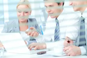 1. Tiefgreifender Strukturwandel in der modernen Unternehmensführung Die moderne Unternehmensführung befindet sich in einem umfassenden Transformationsprozess, der weit über einzelne digitale Werkzeuge hinausgeht. Unternehmen aller Größenordnungen – insbesondere im Mittelstand – erleben derzeit einen grundlegenden Wandel ihrer organisatorischen und strategischen Strukturen. Dieser Wandel ist eng mit der fortschreitenden Digitalisierung verbunden, die nicht nur Prozesse beschleunigt, sondern auch Entscheidungslogiken verändert. Frühere Führungsmodelle basierten stark auf hierarchischen Strukturen, klar abgegrenzten Verantwortlichkeiten und linearen Entscheidungswegen. Informationen wurden gesammelt, geprüft und anschließend in definierten Zyklen ausgewertet. Diese Vorgehensweise bot Stabilität, war jedoch in vielen Fällen wenig flexibel gegenüber schnellen Marktveränderungen. Mit der Digitalisierung entsteht ein neues Verständnis von Unternehmensführung, das stärker datengetrieben und vernetzt ist. Informationen stehen heute in nahezu Echtzeit zur Verfügung und ermöglichen es, Entscheidungen deutlich schneller und fundierter zu treffen. Gleichzeitig werden Entscheidungsprozesse komplexer, da sie auf einer Vielzahl von Datenquellen basieren, die miteinander in Beziehung stehen. Dieser Wandel führt dazu, dass Führungskräfte zunehmend in die Rolle von Koordinatoren komplexer Informationssysteme hineinwachsen. Sie müssen nicht nur wirtschaftliche Entwicklungen bewerten, sondern auch digitale Strukturen verstehen und interpretieren. Unternehmensführung wird damit zu einem Zusammenspiel aus strategischer Planung, technologischer Kompetenz und organisatorischer Steuerung. Der Mittelstand steht dabei vor einer besonderen Herausforderung: Bestehende, oft über Jahrzehnte gewachsene Strukturen müssen schrittweise in digitale Umgebungen überführt werden, ohne die Stabilität des Unternehmens zu gefährden. Dieser Balanceakt zwischen Tradition und Innovation prägt die moderne Unternehmensführung nachhaltig. 2. Digitalisierung als Motor moderner Steuer- und Datenstrukturen Die Digitalisierung hat die Art und Weise, wie steuerliche und finanzielle Daten in Unternehmen verarbeitet werden, grundlegend verändert. Während früher viele Prozesse manuell und zeitversetzt durchgeführt wurden, erfolgt die Verarbeitung heute zunehmend automatisiert und systemgestützt. Ein zentrales Merkmal dieser Entwicklung ist die Integration verschiedener Datenquellen in zentrale digitale Systeme. Finanz-, Steuer-, Personal- und Betriebsdaten werden nicht mehr getrennt betrachtet, sondern in einem gemeinsamen Datenumfeld zusammengeführt. Dadurch entsteht eine ganzheitliche Sicht auf das Unternehmen, die neue Analyse- und Steuerungsmöglichkeiten eröffnet. Gleichzeitig führt diese Entwicklung zu einer deutlich höheren Geschwindigkeit der Datenverarbeitung. Informationen können nahezu in Echtzeit ausgewertet werden, wodurch sich Entscheidungsprozesse beschleunigen. Dies verändert nicht nur operative Abläufe, sondern auch strategische Planungen innerhalb des Unternehmens. Allerdings erhöht sich durch diese Vernetzung auch die Abhängigkeit von digitalen Systemen. Datenqualität, Systemstabilität und Schnittstellenmanagement gewinnen deutlich an Bedeutung. Fehler oder Inkonsistenzen in einzelnen Bereichen können sich schneller auf das Gesamtsystem auswirken als in klassischen Strukturen. Die Digitalisierung ist somit nicht nur ein technischer Fortschritt, sondern ein struktureller Wandel, der neue Anforderungen an Organisation, Kontrolle und Datenmanagement stellt. 3. Veränderung der Steuerberatung durch digitale Integration Die Steuerberatung hat sich im Zuge der Digitalisierung erheblich verändert. Klassische Arbeitsweisen, die stark auf physischer Dokumentation und periodischer Kommunikation basierten, werden zunehmend durch digitale Prozesse ersetzt. Unternehmen und Steuerberatung arbeiten heute häufiger in gemeinsamen digitalen Systemen, die einen kontinuierlichen Informationsfluss ermöglichen. Diese Entwicklung führt zu einer engeren Verzahnung zwischen operativem Geschäft und steuerlicher Beratung. Daten werden nicht mehr nur zu bestimmten Zeitpunkten übermittelt, sondern laufend aktualisiert und ausgewertet. Dadurch entsteht eine dynamischere Zusammenarbeit, die stärker prozessorientiert ist. Die Rolle der Steuerberatung verändert sich dabei deutlich. Sie entwickelt sich zunehmend von einer reaktiven zu einer begleitenden und teilweise auch proaktiven Funktion. Neben der klassischen Analyse vergangener Geschäftsvorfälle rückt die laufende Unterstützung von Entscheidungsprozessen stärker in den Vordergrund. Digitale Systeme ermöglichen es, große Datenmengen effizient zu verarbeiten und strukturiert auszuwerten. Gleichzeitig bleibt die fachliche Interpretation dieser Daten ein zentraler Bestandteil der Beratungsleistung. Insbesondere bei komplexen steuerlichen Fragestellungen ist menschliche Expertise weiterhin unverzichtbar. Die digitale Transformation der Steuerberatung führt somit zu einem hybriden Modell, in dem Technologie und Fachwissen eng miteinander verbunden sind und sich gegenseitig ergänzen. 4. Datenintegration, Prozessvernetzung und neue organisatorische Anforderungen Ein wesentlicher Bestandteil der digitalen Transformation ist die zunehmende Integration von Daten und Prozessen innerhalb von Unternehmen. Steuerliche Informationen sind heute Teil eines umfassenden digitalen Ökosystems, das verschiedene Unternehmensbereiche miteinander verbindet. Diese Integration führt dazu, dass Daten nicht mehr isoliert betrachtet werden, sondern im Kontext des gesamten Unternehmens stehen. Dadurch entstehen neue Möglichkeiten der Analyse, aber auch neue Anforderungen an Konsistenz und Qualität der Daten. Organisatorisch bedeutet dies eine stärkere Vernetzung zwischen Abteilungen. Steuerlich relevante Informationen entstehen nicht mehr nur im Finanzbereich, sondern in nahezu allen Unternehmensbereichen. Dies erfordert eine klare Definition von Prozessen und Verantwortlichkeiten, um eine konsistente Datenverarbeitung sicherzustellen. Gleichzeitig gewinnt das Schnittstellenmanagement an Bedeutung. Die Qualität der digitalen Zusammenarbeit hängt stark davon ab, wie gut unterschiedliche Systeme miteinander verbunden sind und wie zuverlässig Daten übertragen werden. Diese Entwicklung verändert auch die Anforderungen an Mitarbeiter. Neben fachlichem Wissen wird zunehmend ein Verständnis für digitale Prozessstrukturen notwendig. Unternehmen müssen daher nicht nur technische Systeme implementieren, sondern auch organisatorische Kompetenzen weiterentwickeln. 5. Zukunft der Steuerberatung und Unternehmensführung im digitalen Kontext Die Zukunft der Steuerberatung und Unternehmensführung ist eng mit der weiteren Digitalisierung wirtschaftlicher Prozesse verbunden. Unternehmen bewegen sich zunehmend in Richtung integrierter, datengetriebener Steuerungssysteme, in denen steuerliche Informationen eine zentrale Rolle spielen. Dabei wird deutlich, dass Steuerberatung künftig noch stärker in strategische Entscheidungsprozesse eingebunden sein wird. Sie fungiert nicht mehr ausschließlich als nachgelagerte Kontrollinstanz, sondern zunehmend als integraler Bestandteil unternehmerischer Planung und Steuerung. Technologische Entwicklungen wie Automatisierung, datenbasierte Analysemodelle und vernetzte Plattformen werden diese Entwicklung weiter verstärken. Dennoch bleibt die menschliche Bewertung komplexer Sachverhalte ein zentraler Bestandteil der Steuerberatung. Die Kombination aus technologischer Effizienz und fachlicher Expertise wird daher auch in Zukunft entscheidend sein. Unternehmen, die diese Verbindung erfolgreich gestalten, können ihre Prozesse nicht nur effizienter, sondern auch strategisch flexibler ausrichten. Insgesamt zeigt sich, dass moderne Unternehmensführung und Steuern in einem dynamischen Zusammenspiel stehen, das durch Digitalisierung kontinuierlich weiterentwickelt wird. Dieser Wandel verändert nicht nur technische Abläufe, sondern auch Strukturen, Rollenverständnisse und strategische Entscheidungsprozesse nachhaltig und dauerhaft.