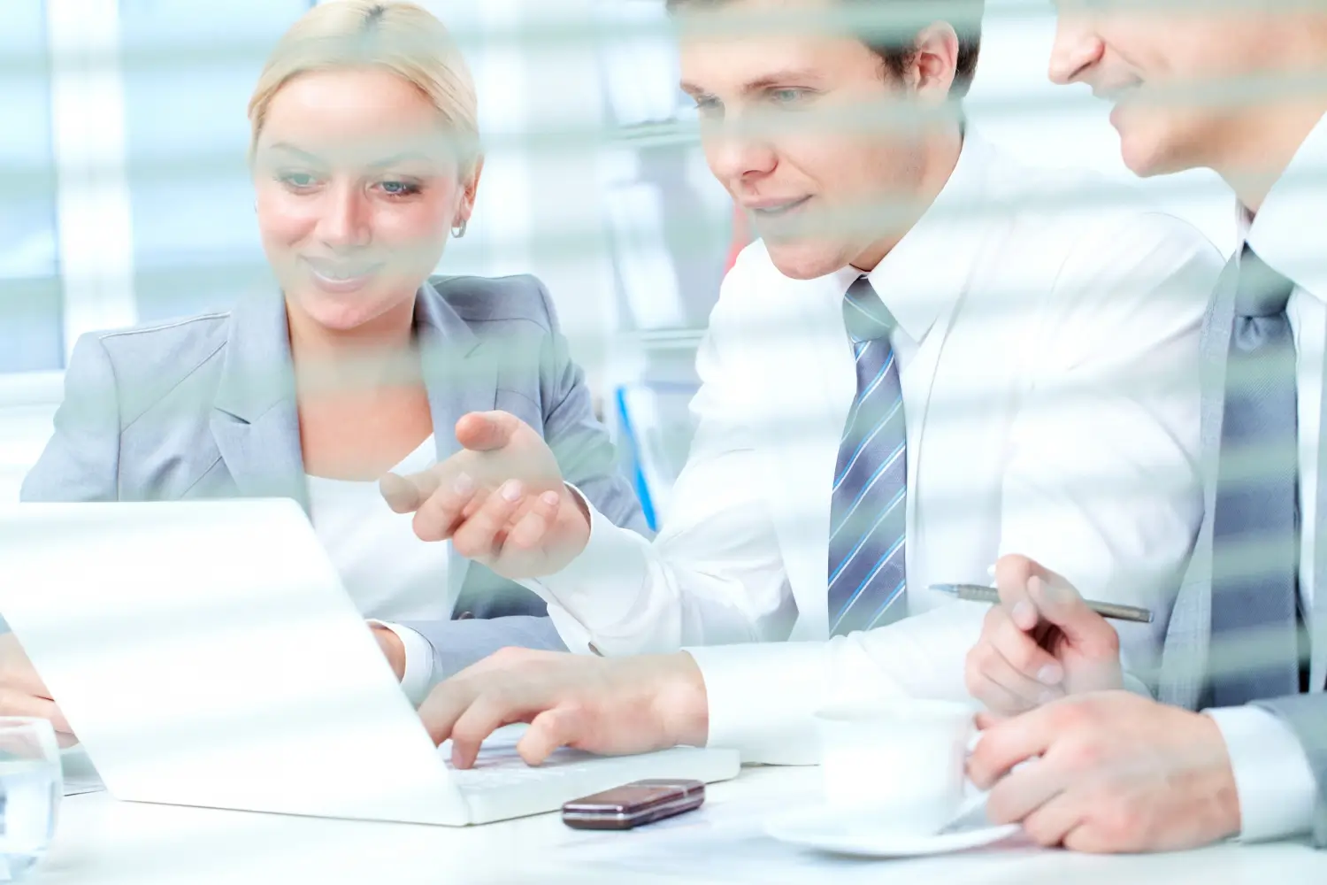 1. Tiefgreifender Strukturwandel in der modernen Unternehmensführung Die moderne Unternehmensführung befindet sich in einem umfassenden Transformationsprozess, der weit über einzelne digitale Werkzeuge hinausgeht. Unternehmen aller Größenordnungen – insbesondere im Mittelstand – erleben derzeit einen grundlegenden Wandel ihrer organisatorischen und strategischen Strukturen. Dieser Wandel ist eng mit der fortschreitenden Digitalisierung verbunden, die nicht nur Prozesse beschleunigt, sondern auch Entscheidungslogiken verändert. Frühere Führungsmodelle basierten stark auf hierarchischen Strukturen, klar abgegrenzten Verantwortlichkeiten und linearen Entscheidungswegen. Informationen wurden gesammelt, geprüft und anschließend in definierten Zyklen ausgewertet. Diese Vorgehensweise bot Stabilität, war jedoch in vielen Fällen wenig flexibel gegenüber schnellen Marktveränderungen. Mit der Digitalisierung entsteht ein neues Verständnis von Unternehmensführung, das stärker datengetrieben und vernetzt ist. Informationen stehen heute in nahezu Echtzeit zur Verfügung und ermöglichen es, Entscheidungen deutlich schneller und fundierter zu treffen. Gleichzeitig werden Entscheidungsprozesse komplexer, da sie auf einer Vielzahl von Datenquellen basieren, die miteinander in Beziehung stehen. Dieser Wandel führt dazu, dass Führungskräfte zunehmend in die Rolle von Koordinatoren komplexer Informationssysteme hineinwachsen. Sie müssen nicht nur wirtschaftliche Entwicklungen bewerten, sondern auch digitale Strukturen verstehen und interpretieren. Unternehmensführung wird damit zu einem Zusammenspiel aus strategischer Planung, technologischer Kompetenz und organisatorischer Steuerung. Der Mittelstand steht dabei vor einer besonderen Herausforderung: Bestehende, oft über Jahrzehnte gewachsene Strukturen müssen schrittweise in digitale Umgebungen überführt werden, ohne die Stabilität des Unternehmens zu gefährden. Dieser Balanceakt zwischen Tradition und Innovation prägt die moderne Unternehmensführung nachhaltig. 2. Digitalisierung als Motor moderner Steuer- und Datenstrukturen Die Digitalisierung hat die Art und Weise, wie steuerliche und finanzielle Daten in Unternehmen verarbeitet werden, grundlegend verändert. Während früher viele Prozesse manuell und zeitversetzt durchgeführt wurden, erfolgt die Verarbeitung heute zunehmend automatisiert und systemgestützt. Ein zentrales Merkmal dieser Entwicklung ist die Integration verschiedener Datenquellen in zentrale digitale Systeme. Finanz-, Steuer-, Personal- und Betriebsdaten werden nicht mehr getrennt betrachtet, sondern in einem gemeinsamen Datenumfeld zusammengeführt. Dadurch entsteht eine ganzheitliche Sicht auf das Unternehmen, die neue Analyse- und Steuerungsmöglichkeiten eröffnet. Gleichzeitig führt diese Entwicklung zu einer deutlich höheren Geschwindigkeit der Datenverarbeitung. Informationen können nahezu in Echtzeit ausgewertet werden, wodurch sich Entscheidungsprozesse beschleunigen. Dies verändert nicht nur operative Abläufe, sondern auch strategische Planungen innerhalb des Unternehmens. Allerdings erhöht sich durch diese Vernetzung auch die Abhängigkeit von digitalen Systemen. Datenqualität, Systemstabilität und Schnittstellenmanagement gewinnen deutlich an Bedeutung. Fehler oder Inkonsistenzen in einzelnen Bereichen können sich schneller auf das Gesamtsystem auswirken als in klassischen Strukturen. Die Digitalisierung ist somit nicht nur ein technischer Fortschritt, sondern ein struktureller Wandel, der neue Anforderungen an Organisation, Kontrolle und Datenmanagement stellt. 3. Veränderung der Steuerberatung durch digitale Integration Die Steuerberatung hat sich im Zuge der Digitalisierung erheblich verändert. Klassische Arbeitsweisen, die stark auf physischer Dokumentation und periodischer Kommunikation basierten, werden zunehmend durch digitale Prozesse ersetzt. Unternehmen und Steuerberatung arbeiten heute häufiger in gemeinsamen digitalen Systemen, die einen kontinuierlichen Informationsfluss ermöglichen. Diese Entwicklung führt zu einer engeren Verzahnung zwischen operativem Geschäft und steuerlicher Beratung. Daten werden nicht mehr nur zu bestimmten Zeitpunkten übermittelt, sondern laufend aktualisiert und ausgewertet. Dadurch entsteht eine dynamischere Zusammenarbeit, die stärker prozessorientiert ist. Die Rolle der Steuerberatung verändert sich dabei deutlich. Sie entwickelt sich zunehmend von einer reaktiven zu einer begleitenden und teilweise auch proaktiven Funktion. Neben der klassischen Analyse vergangener Geschäftsvorfälle rückt die laufende Unterstützung von Entscheidungsprozessen stärker in den Vordergrund. Digitale Systeme ermöglichen es, große Datenmengen effizient zu verarbeiten und strukturiert auszuwerten. Gleichzeitig bleibt die fachliche Interpretation dieser Daten ein zentraler Bestandteil der Beratungsleistung. Insbesondere bei komplexen steuerlichen Fragestellungen ist menschliche Expertise weiterhin unverzichtbar. Die digitale Transformation der Steuerberatung führt somit zu einem hybriden Modell, in dem Technologie und Fachwissen eng miteinander verbunden sind und sich gegenseitig ergänzen. 4. Datenintegration, Prozessvernetzung und neue organisatorische Anforderungen Ein wesentlicher Bestandteil der digitalen Transformation ist die zunehmende Integration von Daten und Prozessen innerhalb von Unternehmen. Steuerliche Informationen sind heute Teil eines umfassenden digitalen Ökosystems, das verschiedene Unternehmensbereiche miteinander verbindet. Diese Integration führt dazu, dass Daten nicht mehr isoliert betrachtet werden, sondern im Kontext des gesamten Unternehmens stehen. Dadurch entstehen neue Möglichkeiten der Analyse, aber auch neue Anforderungen an Konsistenz und Qualität der Daten. Organisatorisch bedeutet dies eine stärkere Vernetzung zwischen Abteilungen. Steuerlich relevante Informationen entstehen nicht mehr nur im Finanzbereich, sondern in nahezu allen Unternehmensbereichen. Dies erfordert eine klare Definition von Prozessen und Verantwortlichkeiten, um eine konsistente Datenverarbeitung sicherzustellen. Gleichzeitig gewinnt das Schnittstellenmanagement an Bedeutung. Die Qualität der digitalen Zusammenarbeit hängt stark davon ab, wie gut unterschiedliche Systeme miteinander verbunden sind und wie zuverlässig Daten übertragen werden. Diese Entwicklung verändert auch die Anforderungen an Mitarbeiter. Neben fachlichem Wissen wird zunehmend ein Verständnis für digitale Prozessstrukturen notwendig. Unternehmen müssen daher nicht nur technische Systeme implementieren, sondern auch organisatorische Kompetenzen weiterentwickeln. 5. Zukunft der Steuerberatung und Unternehmensführung im digitalen Kontext Die Zukunft der Steuerberatung und Unternehmensführung ist eng mit der weiteren Digitalisierung wirtschaftlicher Prozesse verbunden. Unternehmen bewegen sich zunehmend in Richtung integrierter, datengetriebener Steuerungssysteme, in denen steuerliche Informationen eine zentrale Rolle spielen. Dabei wird deutlich, dass Steuerberatung künftig noch stärker in strategische Entscheidungsprozesse eingebunden sein wird. Sie fungiert nicht mehr ausschließlich als nachgelagerte Kontrollinstanz, sondern zunehmend als integraler Bestandteil unternehmerischer Planung und Steuerung. Technologische Entwicklungen wie Automatisierung, datenbasierte Analysemodelle und vernetzte Plattformen werden diese Entwicklung weiter verstärken. Dennoch bleibt die menschliche Bewertung komplexer Sachverhalte ein zentraler Bestandteil der Steuerberatung. Die Kombination aus technologischer Effizienz und fachlicher Expertise wird daher auch in Zukunft entscheidend sein. Unternehmen, die diese Verbindung erfolgreich gestalten, können ihre Prozesse nicht nur effizienter, sondern auch strategisch flexibler ausrichten. Insgesamt zeigt sich, dass moderne Unternehmensführung und Steuern in einem dynamischen Zusammenspiel stehen, das durch Digitalisierung kontinuierlich weiterentwickelt wird. Dieser Wandel verändert nicht nur technische Abläufe, sondern auch Strukturen, Rollenverständnisse und strategische Entscheidungsprozesse nachhaltig und dauerhaft.