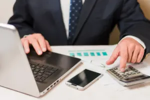 1. Digitale Transformation im steuerlichen Umfeld des Mittelstands Die digitale Transformation hat sich im Mittelstand zu einem tiefgreifenden Veränderungsprozess entwickelt, der weit über den Einsatz neuer Software hinausgeht. Besonders in der Steuerberatung zeigt sich dieser Wandel in einer zunehmenden Vernetzung von Daten, Prozessen und Kommunikationswegen. Unternehmen bewegen sich dabei in einem Umfeld, das durch technologische Innovationen, steigende Datenmengen und neue Anforderungen an Transparenz geprägt ist. Im Kern bedeutet digitale Steuerberatung eine strukturelle Veränderung der Arbeitsweise. Klassische, papierbasierte Prozesse werden schrittweise durch digitale Abläufe ersetzt oder ergänzt. Dabei entstehen hybride Systeme, in denen analoge und digitale Elemente parallel bestehen können. Diese Übergangsphase ist typisch für den Mittelstand, da bestehende Strukturen nicht abrupt ersetzt, sondern kontinuierlich weiterentwickelt werden. Die Herausforderung besteht darin, neue digitale Möglichkeiten sinnvoll in bestehende Organisationen zu integrieren. Dies betrifft nicht nur technische Aspekte, sondern auch interne Abläufe, Verantwortlichkeiten und Entscheidungsprozesse. Digitalisierung wird dadurch zu einem langfristigen Entwicklungsprozess, der nicht nur Effizienz, sondern auch Anpassungsfähigkeit verlangt. Gleichzeitig verändert sich die Erwartungshaltung gegenüber Steuerberatung. Sie wird zunehmend als integrativer Bestandteil betrieblicher Prozesse verstanden, der nicht nur reagiert, sondern aktiv in die Gestaltung von Strukturen eingebunden ist. Dadurch entsteht eine neue Form der Zusammenarbeit, die stärker datenbasiert und prozessorientiert ist. 2. Prozessoptimierung als strategischer Ansatz in der digitalen Steuerberatung Prozessoptimierung stellt einen zentralen Bestandteil der digitalen Steuerberatung dar und gewinnt im Mittelstand zunehmend an Bedeutung. Dabei geht es nicht ausschließlich um die Beschleunigung von Abläufen, sondern vielmehr um die strukturelle Verbesserung von Arbeitsprozessen. Ziel ist es, Informationsflüsse klarer zu gestalten, Doppelarbeiten zu vermeiden und die Qualität der Datenverarbeitung zu erhöhen. In der Praxis beginnt Prozessoptimierung häufig mit der Analyse bestehender Abläufe. Unternehmen prüfen, wie Informationen erfasst, verarbeitet und weitergegeben werden. Dabei wird deutlich, dass viele Prozesse historisch gewachsen sind und nicht immer optimal aufeinander abgestimmt sind. Digitalisierung bietet hier die Möglichkeit, diese Strukturen neu zu denken und effizienter zu gestalten. Allerdings ist Prozessoptimierung kein einmaliger Vorgang, sondern ein kontinuierlicher Prozess. Neue gesetzliche Anforderungen, technologische Entwicklungen oder organisatorische Veränderungen können dazu führen, dass bestehende Abläufe regelmäßig angepasst werden müssen. Digitale Systeme ermöglichen dabei eine flexiblere Reaktion auf Veränderungen, setzen jedoch gleichzeitig ein hohes Maß an Struktur voraus. Ein weiterer wichtiger Aspekt ist die Schnittstellenintegration. Unterschiedliche Systeme müssen miteinander kommunizieren, damit Daten konsistent und fehlerfrei verarbeitet werden können. Ohne eine klare Strukturierung kann es hier zu Informationsverlusten oder redundanten Prozessen kommen, was die Effizienz wiederum beeinträchtigt. 3. Effizienzsteigerung durch digitale Systeme und datenbasierte Strukturen Die Effizienzsteigerung ist eines der zentralen Argumente für die Einführung digitaler Steuerberatung im Mittelstand. Dabei wird Effizienz nicht nur als Zeitersparnis verstanden, sondern als umfassende Verbesserung der gesamten organisatorischen Leistungsfähigkeit. Digitale Systeme ermöglichen eine schnellere Verarbeitung von Informationen und eine bessere Verfügbarkeit von Daten. Durch automatisierte Prozesse können wiederkehrende Aufgaben standardisiert werden, was zu einer gleichmäßigeren Bearbeitung führt. Gleichzeitig entstehen neue Möglichkeiten der Auswertung, da Daten in Echtzeit analysiert und dargestellt werden können. Dies eröffnet Unternehmen neue Perspektiven für die Steuerung ihrer finanziellen und organisatorischen Abläufe. Allerdings ist Effizienz kein automatisches Ergebnis digitaler Technologien. Vielmehr hängt sie stark davon ab, wie gut diese Technologien in bestehende Strukturen integriert sind. Ohne klare Prozessdefinitionen und verantwortliche Zuständigkeiten kann es trotz moderner Systeme zu ineffizienten Abläufen kommen. Darüber hinaus spielt die Datenqualität eine entscheidende Rolle. Nur wenn Daten korrekt erfasst und gepflegt werden, können digitale Systeme ihr volles Potenzial entfalten. Dies erfordert sowohl technische als auch organisatorische Maßnahmen, die regelmäßig überprüft und angepasst werden müssen. Effizienz entsteht somit im Zusammenspiel von Technologie, Struktur und Anwendung. 4. Zusammenarbeit im digitalen Ökosystem zwischen Unternehmen und Steuerberatung Die Digitalisierung verändert die Zusammenarbeit zwischen Unternehmen und Steuerberatung grundlegend. Während früher der Austausch häufig in Form von Dokumenten und persönlichen Gesprächen stattfand, erfolgt er heute zunehmend über digitale Plattformen und Schnittstellen. Diese Entwicklung führt zu einer engeren und kontinuierlicheren Zusammenarbeit. Digitale Systeme ermöglichen es, Daten direkt auszutauschen und gemeinsam zu bearbeiten. Dadurch werden Prozesse transparenter und Abstimmungen schneller möglich. Gleichzeitig verschiebt sich die Rolle der Steuerberatung hin zu einer stärkeren Einbindung in laufende Unternehmensprozesse. Sie wird nicht nur als externer Dienstleister, sondern zunehmend als integrierter Bestandteil des betrieblichen Systems wahrgenommen. Diese Entwicklung bringt jedoch auch neue Anforderungen mit sich. Kommunikation wird stärker datenbasiert und erfordert ein gemeinsames Verständnis der verwendeten Systeme. Unterschiedliche Interpretationen oder unklare Zuständigkeiten können zu Missverständnissen führen, wenn Prozesse nicht eindeutig definiert sind. Trotz der zunehmenden Digitalisierung bleibt die persönliche Komponente ein wichtiger Faktor. Vertrauen, Erfahrung und Kommunikation sind weiterhin entscheidend für eine erfolgreiche Zusammenarbeit. Digitale Werkzeuge unterstützen diesen Prozess, ersetzen ihn jedoch nicht vollständig. 5. Digitale Steuerberatung als kontinuierlicher Entwicklungs- und Anpassungsprozess Digitale Steuerberatung ist kein abgeschlossenes Konzept, sondern ein dynamischer Prozess, der sich kontinuierlich weiterentwickelt. Technologische Innovationen, gesetzliche Veränderungen und betriebliche Anforderungen führen dazu, dass bestehende Strukturen regelmäßig überprüft und angepasst werden müssen. Für den Mittelstand bedeutet dies, dass Digitalisierung nicht als einmalige Umstellung verstanden werden kann, sondern als langfristige strategische Ausrichtung. Unternehmen müssen Strukturen schaffen, die flexibel genug sind, um auf Veränderungen reagieren zu können, gleichzeitig aber stabil genug bleiben, um verlässliche Prozesse sicherzustellen. Ein zentrales Spannungsfeld entsteht zwischen Standardisierung und Individualisierung. Standardisierte Prozesse ermöglichen Effizienz und Vergleichbarkeit, während individuelle Anpassungen notwendig sind, um spezifische Unternehmensbedürfnisse abzubilden. Die Herausforderung besteht darin, beide Aspekte miteinander zu verbinden. Darüber hinaus zeigt sich, dass digitale Steuerberatung zunehmend eine strategische Rolle einnimmt. Sie unterstützt Unternehmen nicht nur bei der Umsetzung operativer Aufgaben, sondern auch bei der Entwicklung langfristiger Strukturen. Dabei geht es um die Gestaltung von Prozessen, die sowohl effizient als auch anpassungsfähig sind. Insgesamt wird deutlich, dass digitale Steuerberatung im Mittelstand ein komplexes Zusammenspiel aus Technologie, Organisation und Kommunikation darstellt. Effizienzsteigerung und Prozessoptimierung sind dabei keine einmaligen Ziele, sondern kontinuierliche Aufgaben in einem sich ständig verändernden Umfeld. Unternehmen, die diesen Prozess aktiv gestalten, schaffen die Grundlage für langfristige Stabilität und Anpassungsfähigkeit in einer zunehmend digitalen Wirtschaftslandschaft.