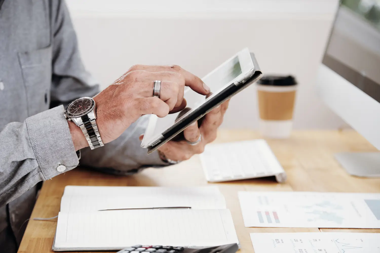 1. Digitale Transformation und die Neudefinition steuerlicher Compliance Die steuerliche Compliance hat sich im Zuge der digitalen Transformation grundlegend verändert und ist heute weit mehr als die bloße Einhaltung gesetzlicher Vorschriften. Während sie früher oft als nachgelagerte Kontrollfunktion verstanden wurde, entwickelt sie sich zunehmend zu einem integralen Bestandteil moderner Unternehmensführung. Diese Entwicklung ist eng mit der Digitalisierung verknüpft, die nicht nur Prozesse beschleunigt, sondern auch neue Anforderungen an Transparenz, Nachvollziehbarkeit und Datenverfügbarkeit schafft. Unternehmen agieren heute in einem Umfeld, in dem steuerlich relevante Informationen kontinuierlich entstehen und verarbeitet werden. Digitale Systeme ermöglichen es, Daten in Echtzeit zu erfassen und auszuwerten, wodurch sich die zeitliche Distanz zwischen Geschäftsvorfall und steuerlicher Betrachtung erheblich reduziert. Dies führt dazu, dass steuerliche Themen stärker in operative Prozesse integriert werden und nicht mehr ausschließlich im Rahmen periodischer Abschlüsse betrachtet werden. Gleichzeitig verändert sich das Verständnis von Verantwortung. Steuerliche Compliance wird nicht mehr nur als Aufgabe einzelner Abteilungen gesehen, sondern als gemeinschaftliche Verantwortung innerhalb des Unternehmens. Verschiedene Bereiche tragen zur Entstehung steuerlich relevanter Daten bei, wodurch eine enge Abstimmung erforderlich wird. Diese Entwicklung macht deutlich, dass Compliance im digitalen Zeitalter kein statischer Zustand ist, sondern ein dynamischer Prozess, der kontinuierlich angepasst und weiterentwickelt werden muss. 2. Chancen durch digitale Systeme, Automatisierung und Transparenz Die Digitalisierung eröffnet Unternehmen vielfältige Möglichkeiten, ihre steuerlichen Prozesse effizienter und strukturierter zu gestalten. Automatisierte Systeme können wiederkehrende Aufgaben übernehmen, Daten konsistent verarbeiten und dadurch eine Grundlage für stabile und nachvollziehbare Abläufe schaffen. Ein zentraler Vorteil liegt in der erhöhten Transparenz. Digitale Systeme ermöglichen eine detaillierte Nachverfolgung von Prozessen, wodurch Informationen schneller verfügbar und besser nachvollziehbar sind. Diese Transparenz kann dazu beitragen, Unsicherheiten zu reduzieren und Entscheidungsprozesse zu unterstützen. Darüber hinaus erlaubt die Digitalisierung eine stärkere Integration steuerlicher Daten in andere Unternehmensbereiche. Informationen können in einem größeren Kontext betrachtet werden, was neue Perspektiven auf betriebliche Abläufe eröffnet. Dadurch wird steuerliche Compliance nicht nur zu einer Pflicht, sondern auch zu einem potenziellen Instrument zur besseren Steuerung von Prozessen. Ein weiterer Aspekt ist die Geschwindigkeit der Datenverarbeitung. Informationen können nahezu in Echtzeit analysiert werden, wodurch Unternehmen flexibler auf Veränderungen reagieren können. Diese Dynamik eröffnet neue Möglichkeiten, stellt jedoch gleichzeitig höhere Anforderungen an die Qualität der Daten und die Struktur der Prozesse. Die Chancen digitaler Systeme liegen somit nicht allein in der technischen Umsetzung, sondern in der Fähigkeit, diese Systeme sinnvoll in bestehende Strukturen zu integrieren und konsequent zu nutzen. 3. Herausforderungen: Komplexität, Datenqualität und Systemabhängigkeit Trotz der zahlreichen Vorteile bringt die Digitalisierung auch erhebliche Herausforderungen mit sich, insbesondere im Bereich der steuerlichen Compliance. Eine der größten Herausforderungen ist die zunehmende Komplexität digitaler Systeme. Unternehmen arbeiten heute mit einer Vielzahl von Anwendungen, Schnittstellen und Datenquellen, die miteinander verknüpft sind. Diese Komplexität erfordert ein hohes Maß an Koordination und Struktur. Daten müssen nicht nur korrekt erfasst, sondern auch konsistent verarbeitet und gespeichert werden. Bereits kleine Unstimmigkeiten können sich auf das gesamte System auswirken und die Nachvollziehbarkeit beeinträchtigen. Ein weiterer kritischer Punkt ist die Datenqualität. Digitale Systeme sind nur so zuverlässig wie die Informationen, die in ihnen verarbeitet werden. Unvollständige oder fehlerhafte Daten können zu falschen Auswertungen führen und die Grundlage für Entscheidungen verzerren. Zusätzlich entsteht eine zunehmende Abhängigkeit von technischen Infrastrukturen. Systeme müssen stabil laufen, regelmäßig gewartet und an neue Anforderungen angepasst werden. Gleichzeitig stellen sich Fragen zur Datensicherheit, zum Zugriffsschutz und zur langfristigen Archivierung von Informationen. Auch organisatorisch entstehen neue Herausforderungen. Prozesse müssen neu definiert, Verantwortlichkeiten klar geregelt und Mitarbeitende entsprechend qualifiziert werden. Ohne diese strukturellen Voraussetzungen kann die Digitalisierung zu Unsicherheit und Ineffizienz führen. Diese Herausforderungen zeigen, dass steuerliche Compliance im digitalen Zeitalter eine ganzheitliche Betrachtung erfordert, die technische, organisatorische und strategische Aspekte miteinander verbindet. 4. Integration von Compliance in vernetzte Unternehmensprozesse Ein entscheidender Entwicklungsschritt im digitalen Zeitalter ist die Integration steuerlicher Compliance in die gesamten Unternehmensprozesse. Steuerliche Anforderungen werden nicht mehr isoliert betrachtet, sondern sind Teil eines umfassenden Systems, das verschiedene Bereiche miteinander verbindet. Digitale Technologien ermöglichen es, steuerlich relevante Daten direkt aus operativen Prozessen zu generieren. Dadurch entsteht ein kontinuierlicher Datenfluss, der eine strukturierte und nachvollziehbare Verarbeitung unterstützt. Diese Integration führt zu einer engeren Verzahnung von Abteilungen und einer stärkeren Zusammenarbeit innerhalb des Unternehmens. Gleichzeitig erfordert diese Entwicklung klare organisatorische Rahmenbedingungen. Prozesse müssen definiert, Zuständigkeiten festgelegt und Schnittstellen zwischen verschiedenen Systemen koordiniert werden. Ohne diese Struktur kann die zunehmende Vernetzung zu Unklarheiten führen. Ein weiterer wichtiger Aspekt ist die Transparenz gegenüber internen und externen Stakeholdern. Digitale Systeme ermöglichen eine bessere Dokumentation von Prozessen und Entscheidungen, wodurch die Nachvollziehbarkeit erhöht wird. Die Integration von Compliance in Unternehmensprozesse zeigt, dass steuerliche Anforderungen nicht als separate Aufgabe betrachtet werden können, sondern eng mit der gesamten Unternehmensstruktur verbunden sind. Sie wird zu einem Bestandteil des täglichen Handelns und beeinflusst die Art und Weise, wie Unternehmen organisiert und gesteuert werden. 5. Zukunftsperspektiven: Compliance als strategischer Bestandteil moderner Unternehmen Die zukünftige Entwicklung der steuerlichen Compliance wird stark von der weiteren Digitalisierung geprägt sein. Unternehmen bewegen sich zunehmend in Richtung integrierter Systeme, in denen steuerliche Informationen eine zentrale Rolle spielen. Dabei wird deutlich, dass Compliance nicht mehr ausschließlich als regulatorische Pflicht verstanden wird, sondern als strategischer Bestandteil der Unternehmensführung. Sie liefert Informationen, die in Entscheidungsprozesse einfließen und zur Steuerung des Unternehmens beitragen können. Technologische Entwicklungen wie Automatisierung, datenbasierte Analysen und vernetzte Plattformen werden diese Entwicklung weiter vorantreiben. Gleichzeitig bleibt die Notwendigkeit bestehen, komplexe Sachverhalte individuell zu bewerten und einzuordnen. Die Herausforderung besteht darin, ein Gleichgewicht zwischen Effizienz, Kontrolle und Flexibilität zu schaffen. Unternehmen müssen ihre Systeme so gestalten, dass sie sowohl aktuellen Anforderungen entsprechen als auch anpassungsfähig bleiben. Langfristig wird steuerliche Compliance zu einem integralen Bestandteil moderner Unternehmensstrukturen. Sie beeinflusst nicht nur die Einhaltung von Vorschriften, sondern auch die Art und Weise, wie Unternehmen Risiken einschätzen, Entscheidungen treffen und ihre Zukunft gestalten. Diese Entwicklung ist nicht abgeschlossen, sondern befindet sich in einem fortlaufenden Prozess. Unternehmen, die bereit sind, sich mit den Veränderungen auseinanderzusetzen und ihre Strukturen entsprechend anzupassen, können die Chancen der Digitalisierung nutzen und gleichzeitig den Herausforderungen begegnen.