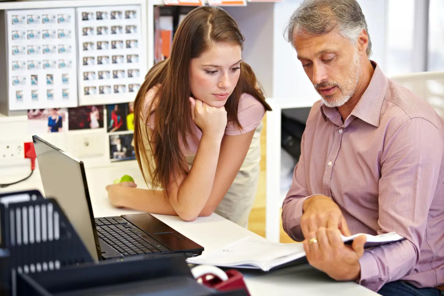 1. Steuerliche Risiken im Mittelstand – ein unterschätztes Spannungsfeld Steuerliche Risiken sind im Mittelstand ein Thema, das häufig erst dann an Bedeutung gewinnt, wenn konkrete Herausforderungen bereits sichtbar werden. Dabei entstehen viele dieser Risiken nicht plötzlich, sondern entwickeln sich schrittweise im Rahmen alltäglicher Unternehmensprozesse. Sie sind eng mit der Struktur eines Unternehmens, seiner Organisation und seiner strategischen Ausrichtung verbunden. Im Kern geht es bei steuerlichen Risiken um Unsicherheiten in der Bewertung, Verarbeitung oder Anwendung steuerlicher Sachverhalte. Diese Unsicherheiten können sich aus unterschiedlichen Quellen ergeben, etwa aus sich ändernden gesetzlichen Rahmenbedingungen, komplexen Geschäftsmodellen oder unklaren internen Prozessen. Besonders im Mittelstand, der oft mit begrenzten Ressourcen arbeitet, können solche Risiken eine besondere Relevanz entwickeln. Steuerliche Risiken sind jedoch nicht ausschließlich als Problem zu verstehen, sondern auch als Bestandteil unternehmerischer Realität. Jedes wirtschaftliche Handeln ist mit einem gewissen Maß an Unsicherheit verbunden. Entscheidend ist daher weniger das vollständige Vermeiden von Risiken, sondern vielmehr deren frühzeitiges Erkennen und strukturiertes Management. In vielen Unternehmen wird dieser Aspekt erst im Zuge von Prüfungen oder externen Anforderungen vollständig sichtbar. Dabei zeigt sich, dass eine vorausschauende Betrachtung steuerlicher Risiken dazu beitragen kann, langfristige Stabilität und Planungssicherheit zu fördern. 2. Entstehung steuerlicher Risiken in komplexen Unternehmensstrukturen Steuerliche Risiken entstehen häufig an den Schnittstellen verschiedener Unternehmensbereiche. Je komplexer eine Organisation aufgebaut ist, desto größer ist die Wahrscheinlichkeit, dass Informationen unterschiedlich interpretiert oder verarbeitet werden. Dies gilt insbesondere für Unternehmen, die mehrere Geschäftsbereiche oder Standorte haben. Ein wesentlicher Faktor ist dabei die Art und Weise, wie Daten im Unternehmen erfasst und weitergegeben werden. Unterschiedliche Systeme, manuelle Prozesse oder dezentrale Strukturen können dazu führen, dass Informationen nicht vollständig konsistent sind. Diese Inkonsistenzen bilden häufig den Ausgangspunkt für steuerliche Unsicherheiten. Darüber hinaus spielen auch externe Faktoren eine wichtige Rolle. Gesetzliche Änderungen, neue Auslegungspraxen oder unterschiedliche Anforderungen von Behörden können dazu führen, dass bestehende Prozesse angepasst werden müssen. Unternehmen, die hier nicht flexibel reagieren, laufen Gefahr, dass bestehende Strukturen nicht mehr vollständig den aktuellen Anforderungen entsprechen. Ein weiterer Aspekt ist die zunehmende Internationalisierung vieler mittelständischer Unternehmen. Grenzüberschreitende Aktivitäten bringen zusätzliche Komplexität mit sich, da unterschiedliche nationale Regelungen berücksichtigt werden müssen. Diese Vielfalt erhöht die Anforderungen an die interne Organisation und das Risikomanagement erheblich. Steuerliche Risiken entstehen somit nicht an einer einzelnen Stelle, sondern sind das Ergebnis eines Zusammenspiels verschiedener interner und externer Faktoren. 3. Frühzeitiges Erkennen steuerlicher Risiken als strategischer Vorteil Das frühzeitige Erkennen steuerlicher Risiken ist ein zentraler Bestandteil einer vorausschauenden Unternehmensführung. Unternehmen, die in der Lage sind, potenzielle Unsicherheiten frühzeitig zu identifizieren, können ihre Prozesse gezielt anpassen und langfristige Auswirkungen besser steuern. Dabei spielt die Transparenz interner Abläufe eine entscheidende Rolle. Je klarer Prozesse definiert und dokumentiert sind, desto einfacher ist es, mögliche Abweichungen oder Unstimmigkeiten zu erkennen. Transparenz schafft damit die Grundlage für eine strukturierte Risikoanalyse. Ein weiterer wichtiger Faktor ist die regelmäßige Überprüfung bestehender Strukturen. Steuerliche Risiken entstehen häufig nicht durch einzelne Fehler, sondern durch schleichende Veränderungen in Prozessen oder Rahmenbedingungen. Eine kontinuierliche Analyse hilft dabei, solche Entwicklungen frühzeitig zu erkennen. Auch die Zusammenarbeit zwischen verschiedenen Unternehmensbereichen ist in diesem Zusammenhang von Bedeutung. Steuerliche Fragestellungen betreffen häufig mehrere Abteilungen gleichzeitig, sodass eine enge Abstimmung notwendig ist. Ohne klare Kommunikation können Risiken unbemerkt bleiben oder erst verspätet sichtbar werden. Frühzeitiges Risikomanagement ist daher weniger eine einzelne Maßnahme als vielmehr ein fortlaufender Prozess, der in die gesamte Unternehmensstruktur integriert ist. 4. Strategische Steuerung und Risikomanagement im Mittelstand Die strategische Steuerung steuerlicher Risiken gewinnt im Mittelstand zunehmend an Bedeutung. Unternehmen erkennen immer häufiger, dass steuerliche Fragestellungen nicht nur operative, sondern auch strategische Auswirkungen haben können. Ein strukturiertes Risikomanagement umfasst dabei verschiedene Ebenen. Dazu gehört zunächst die Identifikation potenzieller Risiken, gefolgt von deren Bewertung und anschließender Einordnung in den unternehmerischen Gesamtkontext. Auf dieser Grundlage können Maßnahmen entwickelt werden, die darauf abzielen, Unsicherheiten zu reduzieren oder kontrollierbar zu machen. Im Mittelstand spielt dabei die praktische Umsetzbarkeit eine besondere Rolle. Anders als in großen Konzernen stehen oft begrenzte Ressourcen zur Verfügung, sodass Lösungen effizient und gleichzeitig flexibel gestaltet werden müssen. Dies erfordert eine klare Priorisierung und eine realistische Einschätzung der eigenen organisatorischen Möglichkeiten. Ein weiterer wichtiger Aspekt ist die Integration von Risikomanagement in bestehende Entscheidungsprozesse. Steuerliche Risiken sollten nicht isoliert betrachtet werden, sondern Teil der allgemeinen Unternehmensstrategie sein. Dadurch entsteht ein ganzheitlicher Ansatz, der sowohl finanzielle als auch organisatorische Aspekte berücksichtigt. Strategische Planung bedeutet in diesem Zusammenhang, Risiken nicht nur zu vermeiden, sondern aktiv zu steuern und in unternehmerische Entscheidungen einzubeziehen. 5. Steuerliche Risiken als Bestandteil moderner Unternehmensführung In der modernen Unternehmensführung werden steuerliche Risiken zunehmend als integraler Bestandteil der Gesamtstrategie verstanden. Sie sind kein isoliertes Thema mehr, sondern eng mit finanziellen, organisatorischen und operativen Entscheidungen verbunden. Diese Entwicklung führt dazu, dass Unternehmen ihre Strukturen stärker vernetzen und Informationen umfassender betrachten. Steuerliche Aspekte werden dabei nicht erst am Ende eines Prozesses berücksichtigt, sondern bereits in frühen Planungsphasen einbezogen. Gleichzeitig verändert sich die Rolle der Steuerfunktionen innerhalb des Unternehmens. Sie werden zunehmend zu einem aktiven Bestandteil der strategischen Ausrichtung und tragen dazu bei, langfristige Stabilität und Planungssicherheit zu schaffen. Steuerliche Risiken bleiben dabei ein dynamisches Feld, das sich kontinuierlich weiterentwickelt. Neue gesetzliche Rahmenbedingungen, wirtschaftliche Veränderungen und technologische Entwicklungen sorgen dafür, dass bestehende Strukturen regelmäßig überprüft und angepasst werden müssen. Unternehmen, die diesen Prozess aktiv gestalten, schaffen die Grundlage für eine nachhaltige und zukunftsorientierte Steuerstrategie. Dabei geht es weniger um die vollständige Eliminierung von Risiken als vielmehr um deren bewusste Steuerung und Integration in die unternehmerische Gesamtplanung. Insgesamt zeigt sich, dass steuerliche Risiken im Mittelstand nicht als isolierte Herausforderung betrachtet werden sollten, sondern als Teil eines umfassenden strategischen Systems, das Stabilität, Flexibilität und Anpassungsfähigkeit miteinander verbindet.